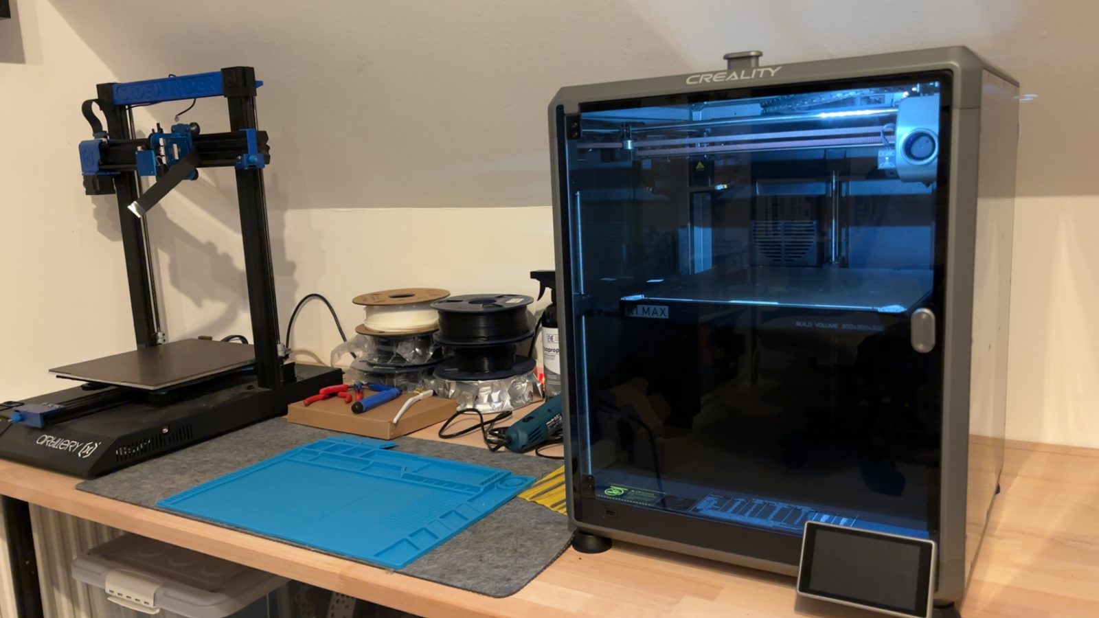 Creality K1 Max neben dem Sidewinder X2 auf der Werkbank